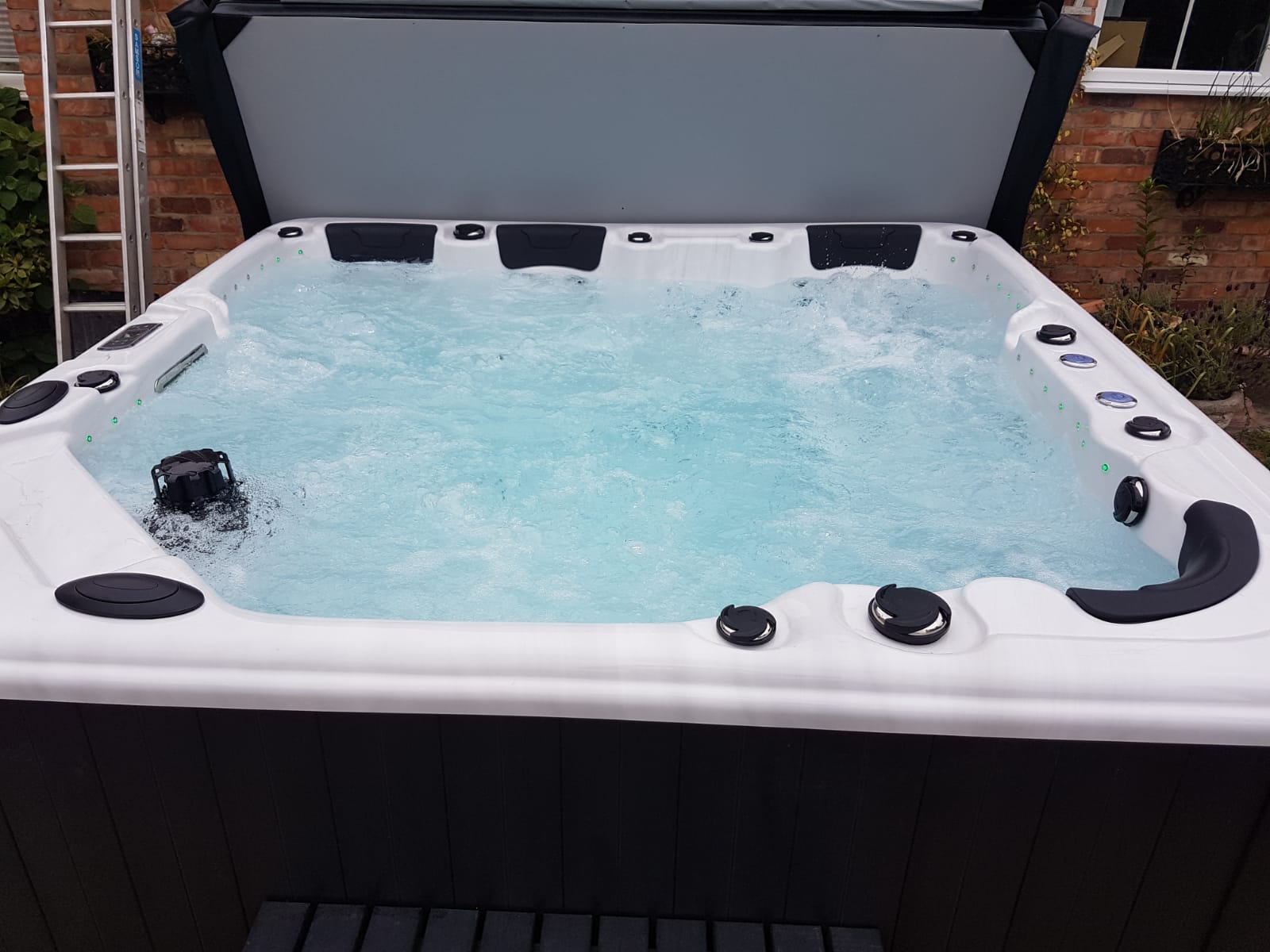 Ulitmate Hot Tub, 7 seat hot tub, hot tub, hot tubs