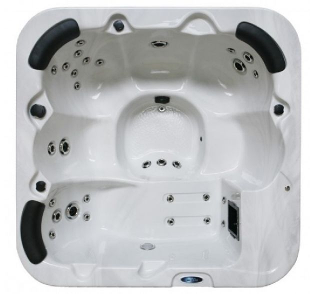 MILANO DELUXE HOT TUB *REDUCED* LAST ONE