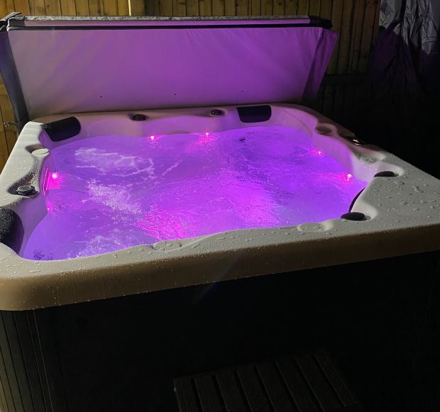 **NEW** SERENITY PLUG & PLAY HOT TUB